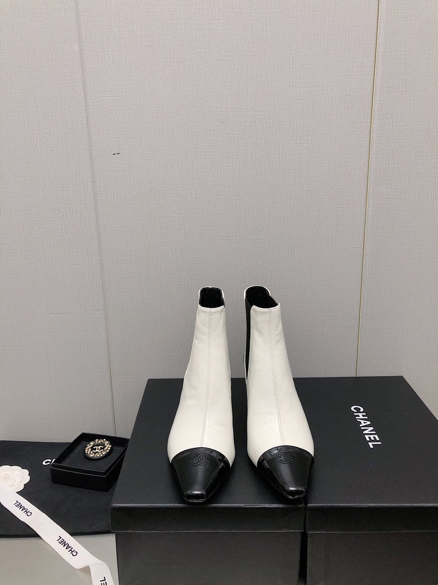 SHORT BOOTS IN WHITE MIX BLACK SHEEPSKIN - 34