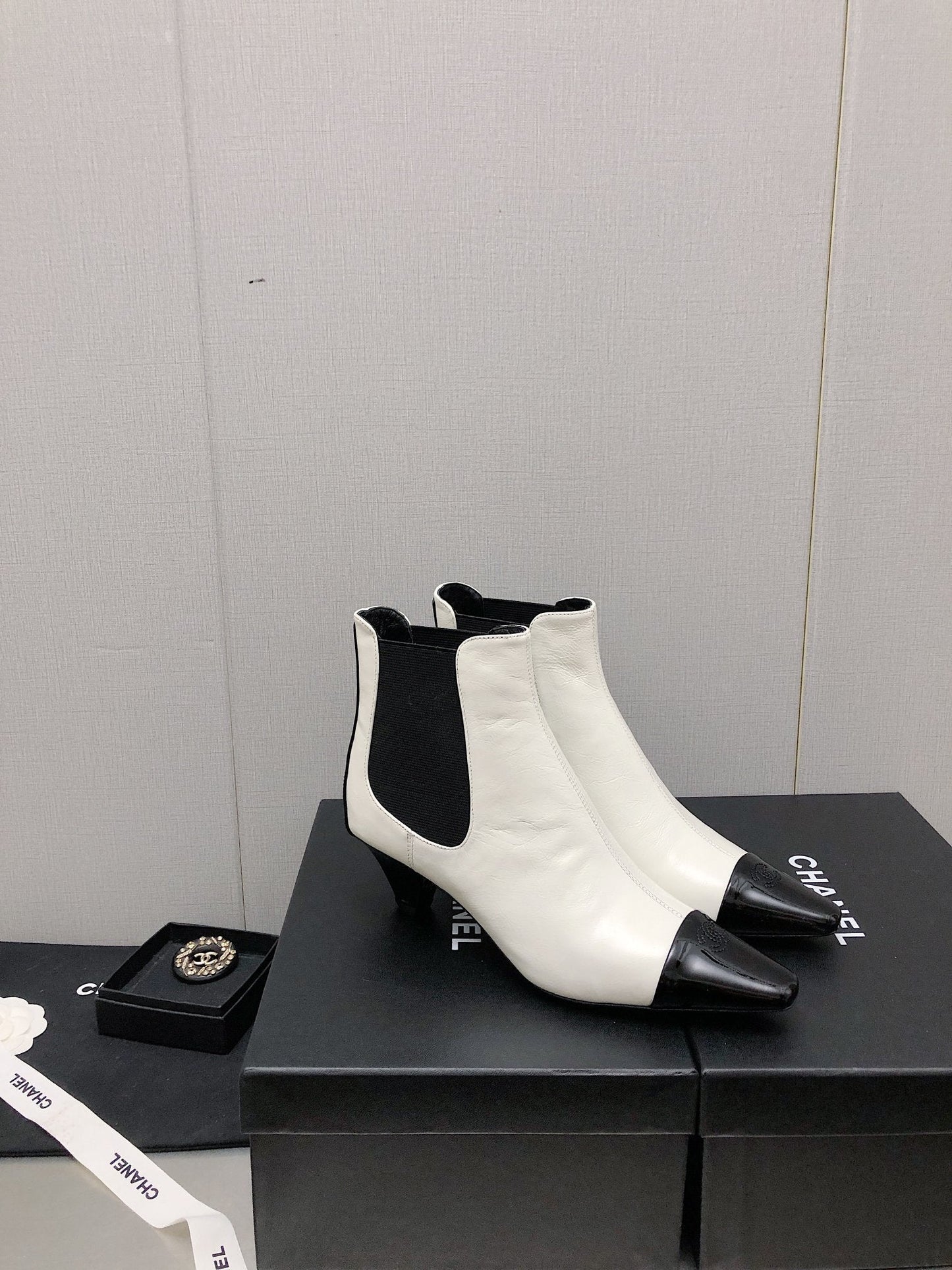 SHORT BOOTS IN WHITE MIX BLACK SHEEPSKIN - 34