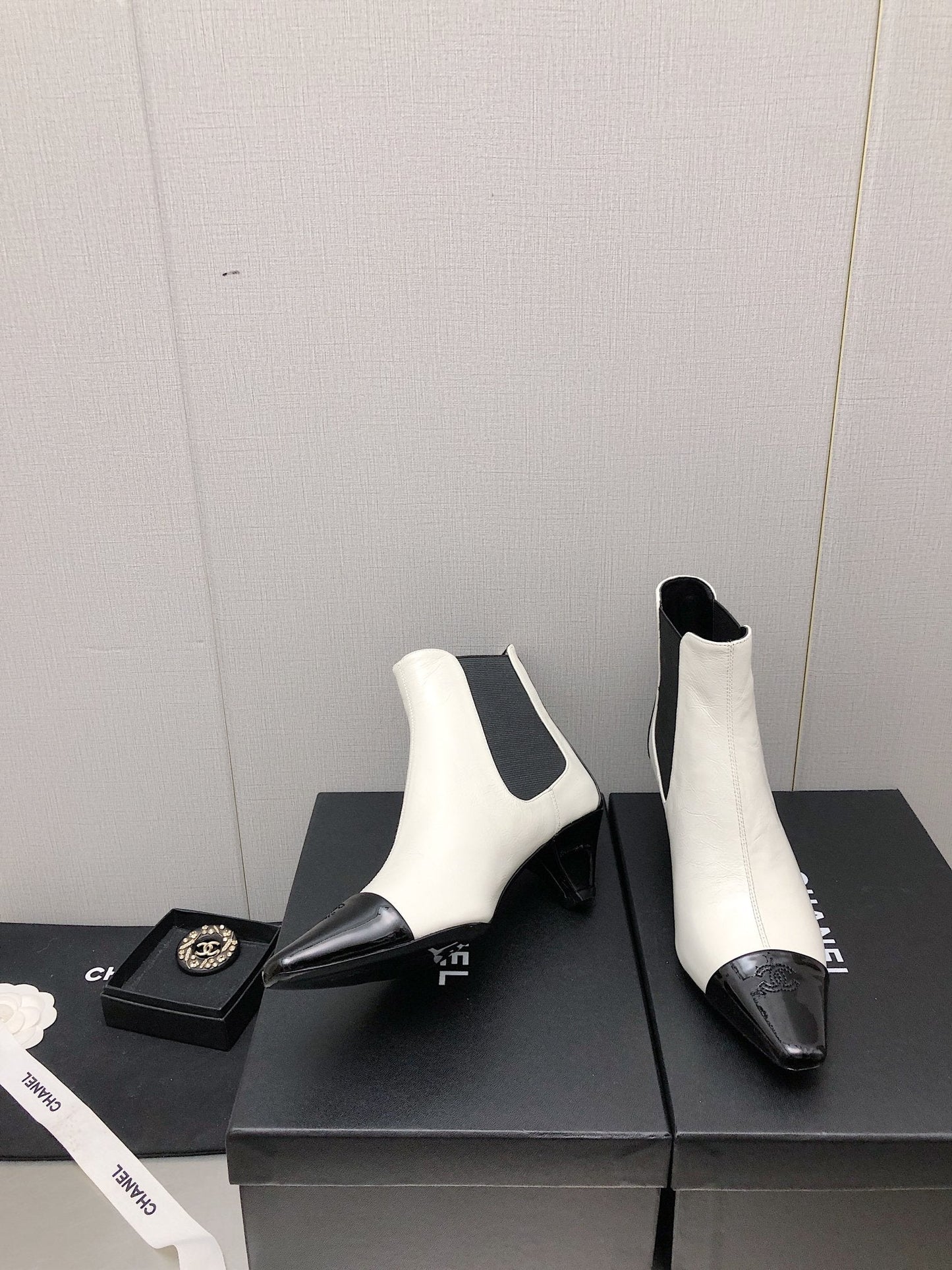 SHORT BOOTS IN WHITE MIX BLACK SHEEPSKIN - 34
