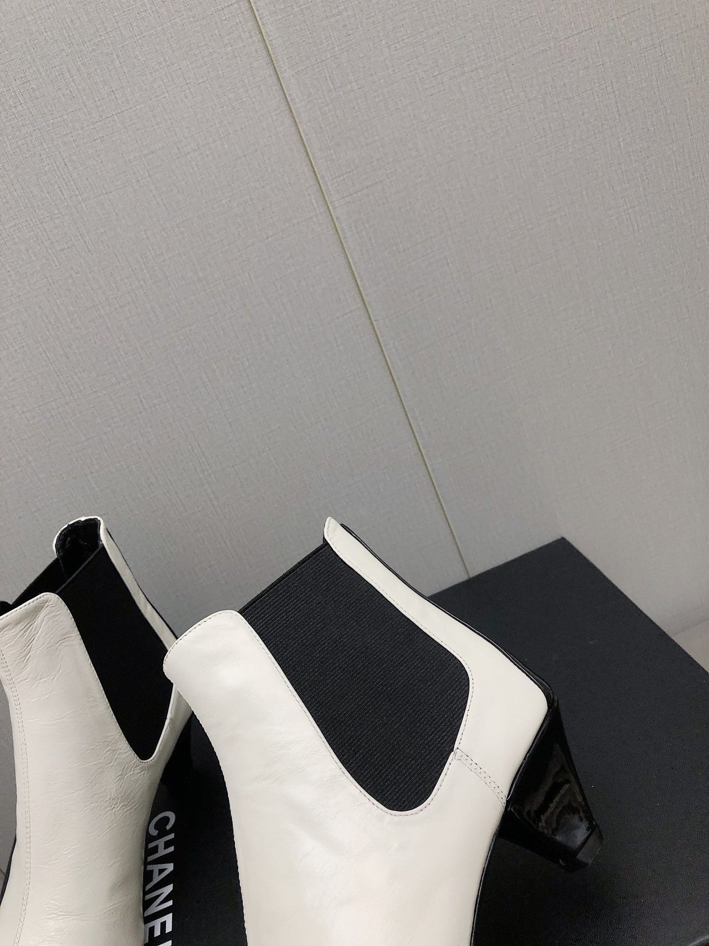 SHORT BOOTS IN WHITE MIX BLACK SHEEPSKIN - 34
