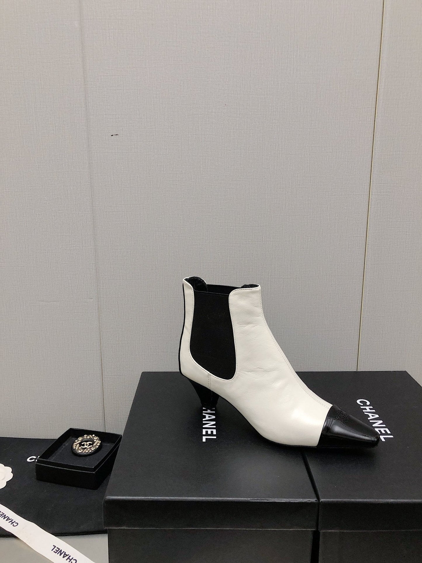 SHORT BOOTS IN WHITE MIX BLACK SHEEPSKIN - 34