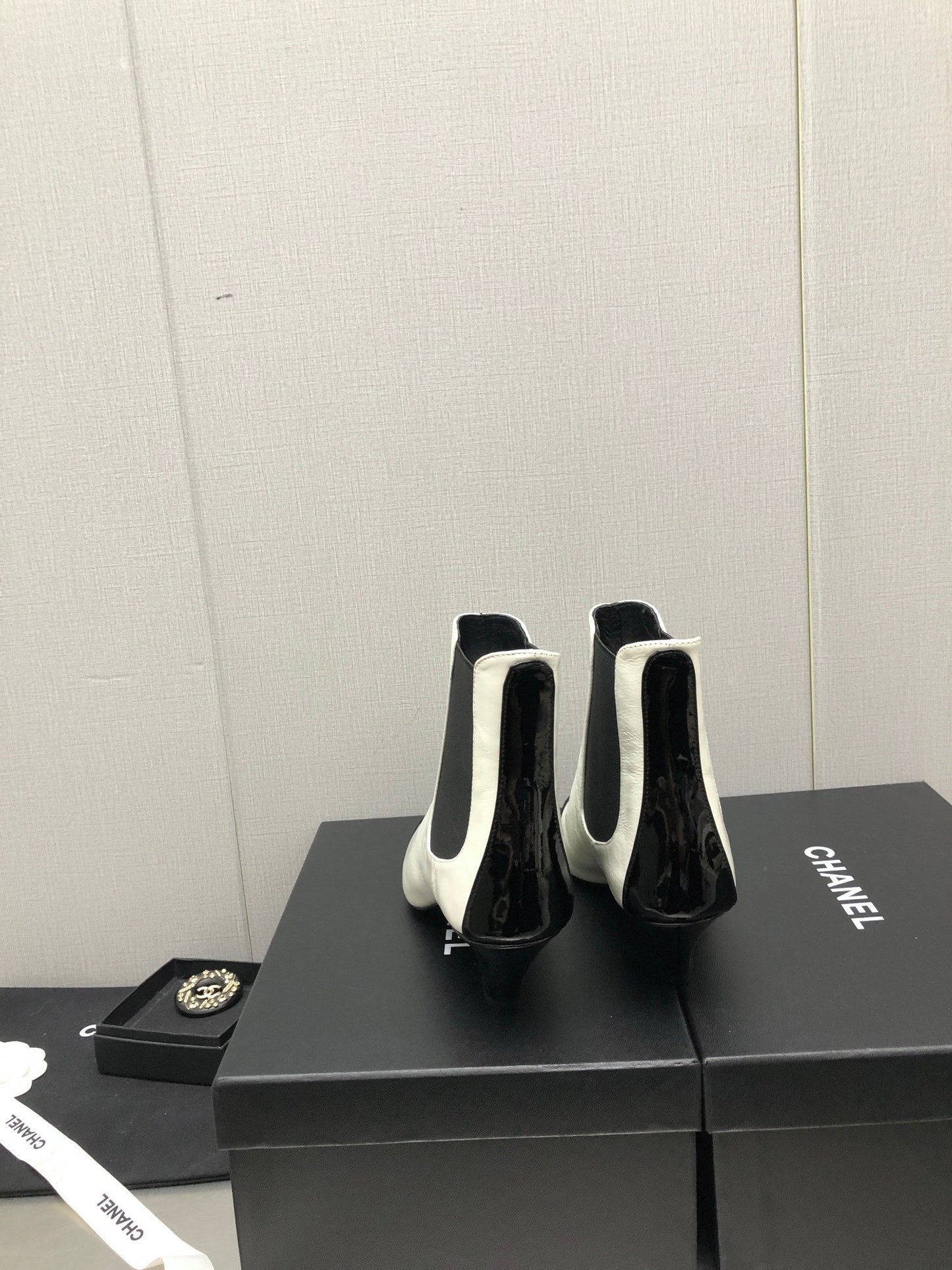 SHORT BOOTS IN WHITE MIX BLACK SHEEPSKIN - 34