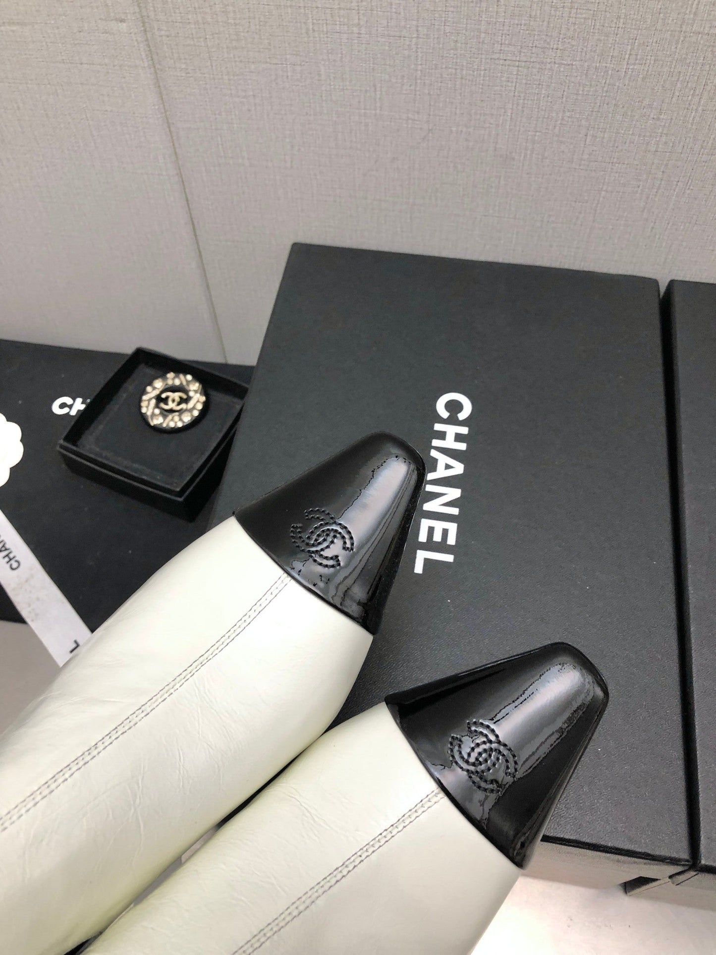 SHORT BOOTS IN WHITE MIX BLACK SHEEPSKIN - 34
