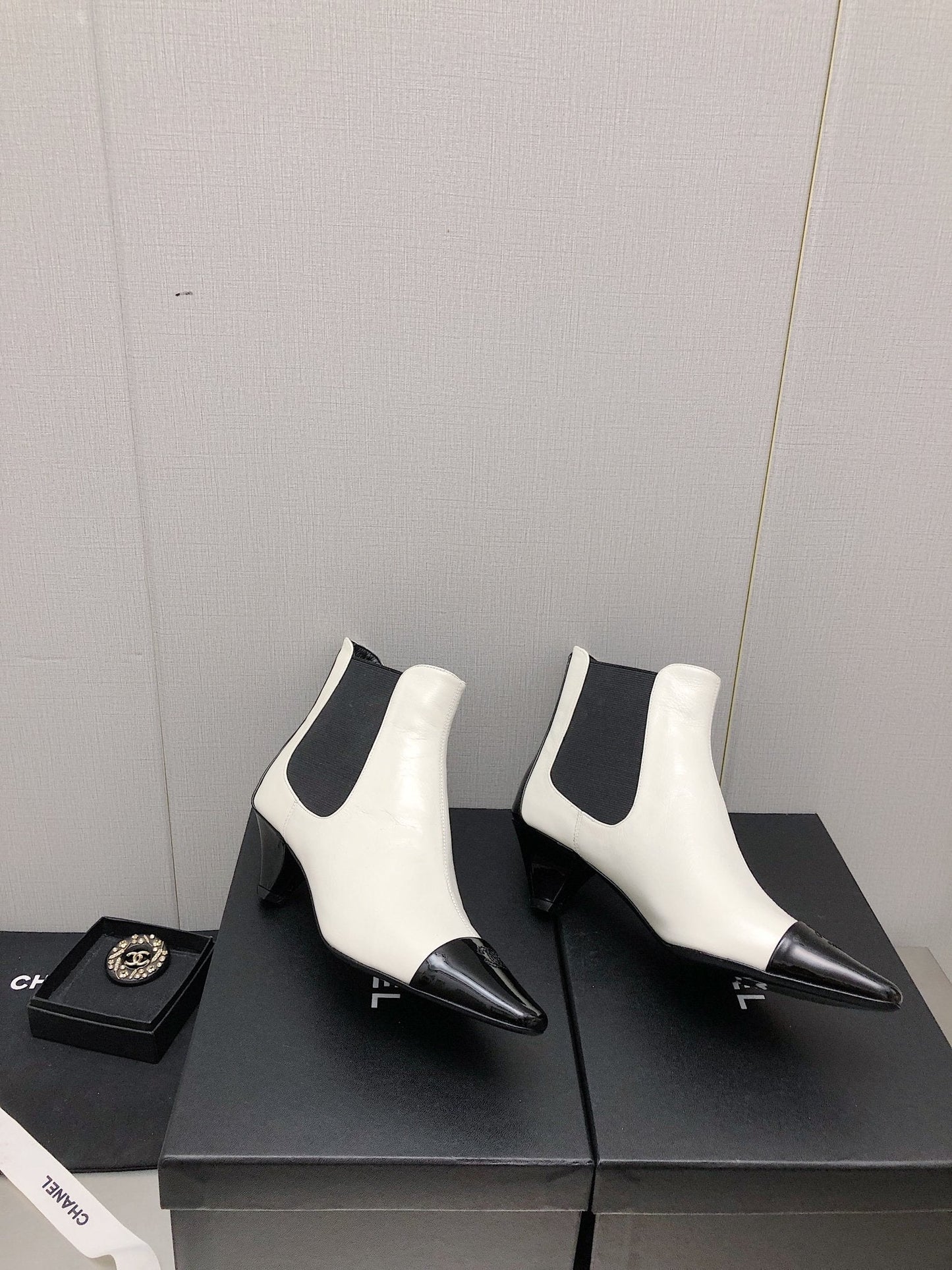 SHORT BOOTS IN WHITE MIX BLACK SHEEPSKIN - 34