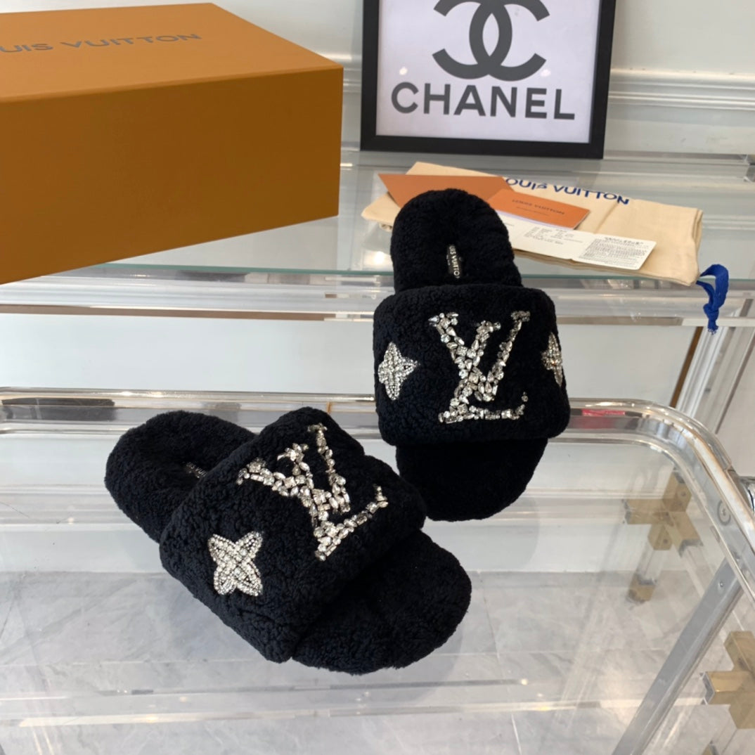 LV WOMEN'S PASEO FLAT SLIPPER IN BLACK FLEECE - 35
