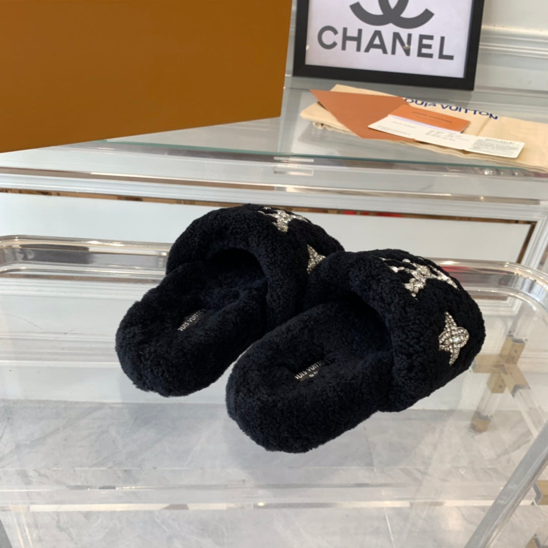 LV WOMEN'S PASEO FLAT SLIPPER IN BLACK FLEECE - 35