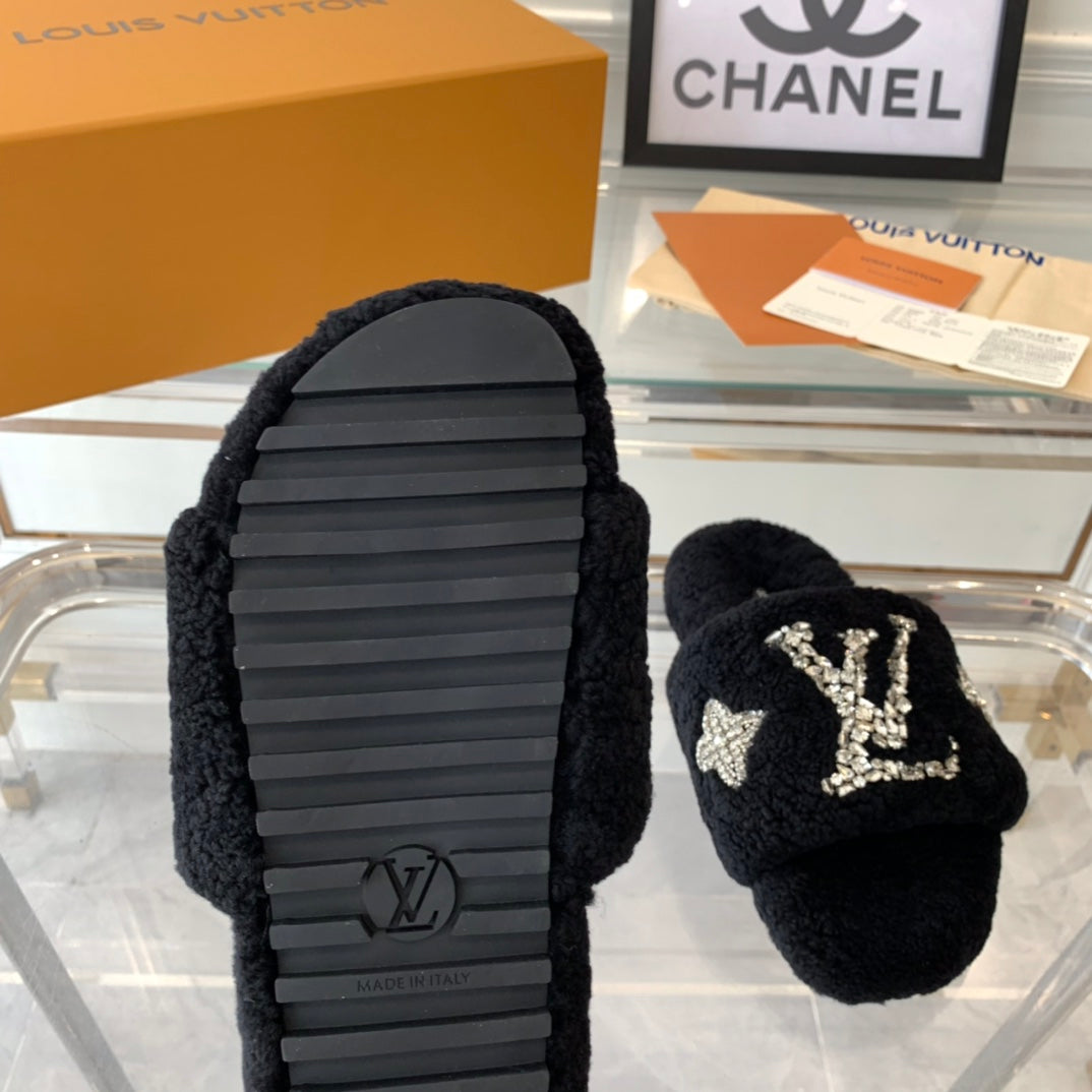 LV WOMEN'S PASEO FLAT SLIPPER IN BLACK FLEECE - 35