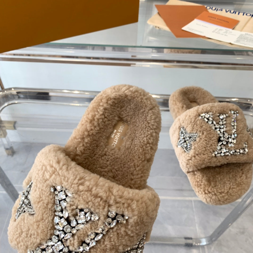 LV WOMEN'S PASEO FLAT SLIPPER IN TAN BROWN FLEECE - 35