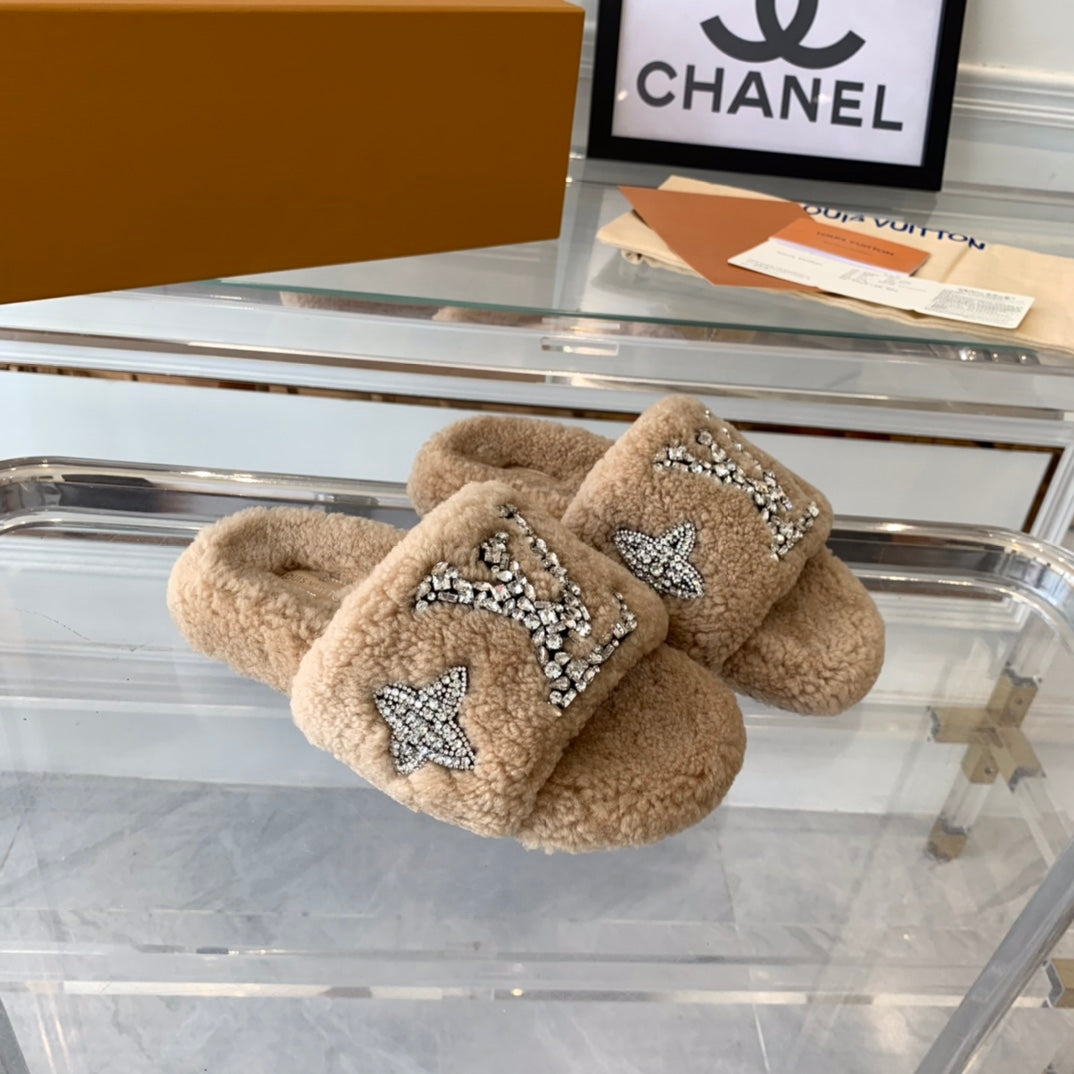 LV WOMEN'S PASEO FLAT SLIPPER IN TAN BROWN FLEECE - 35