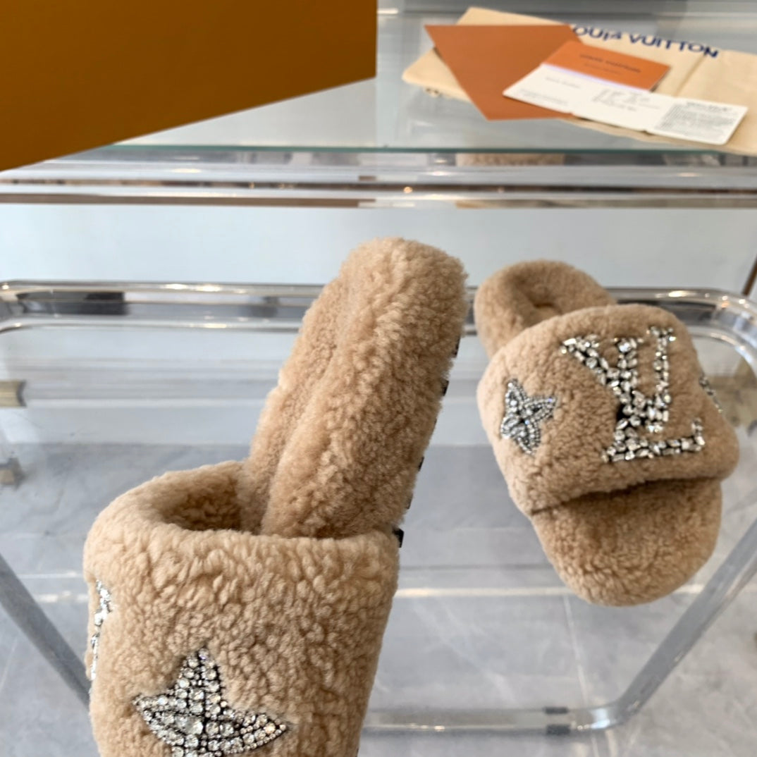 LV WOMEN'S PASEO FLAT SLIPPER IN TAN BROWN FLEECE - 35
