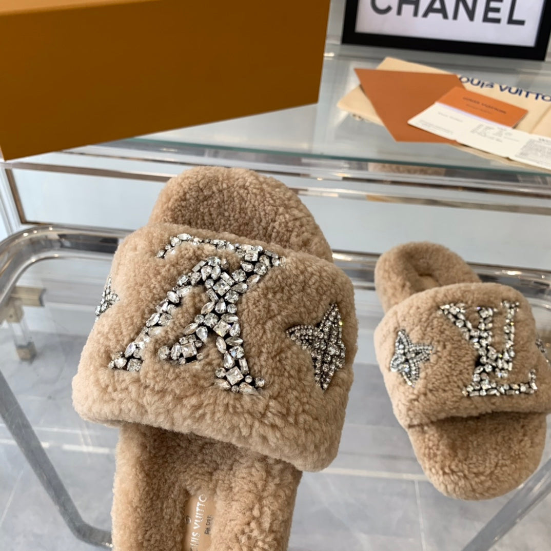 LV WOMEN'S PASEO FLAT SLIPPER IN TAN BROWN FLEECE - 35