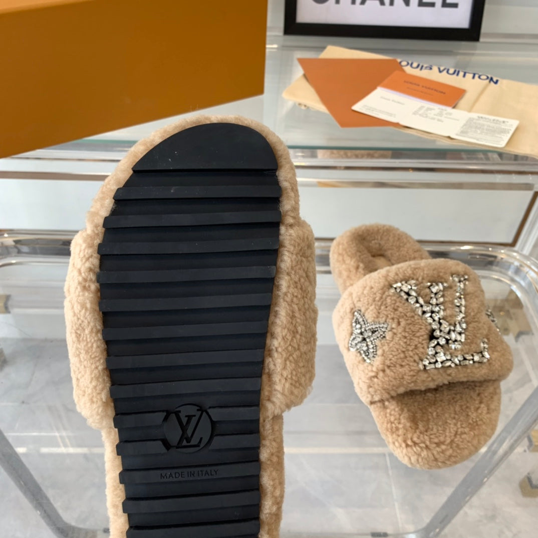 LV WOMEN'S PASEO FLAT SLIPPER IN TAN BROWN FLEECE - 35