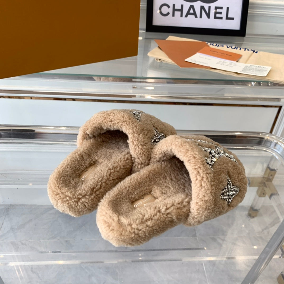 LV WOMEN'S PASEO FLAT SLIPPER IN TAN BROWN FLEECE - 35