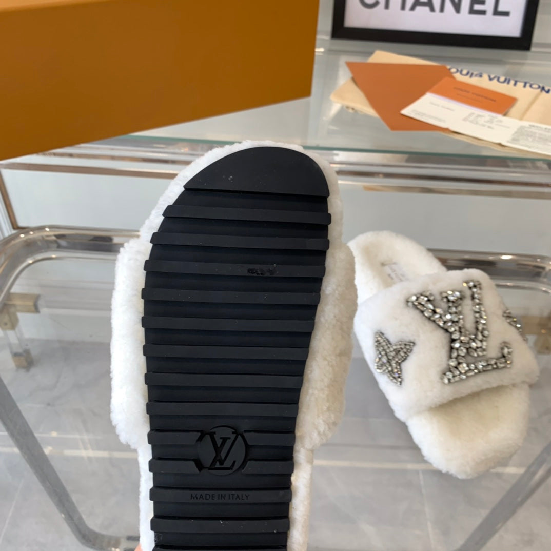 LV WOMEN'S PASEO FLAT SLIPPER IN WHITE FLEECE - 35