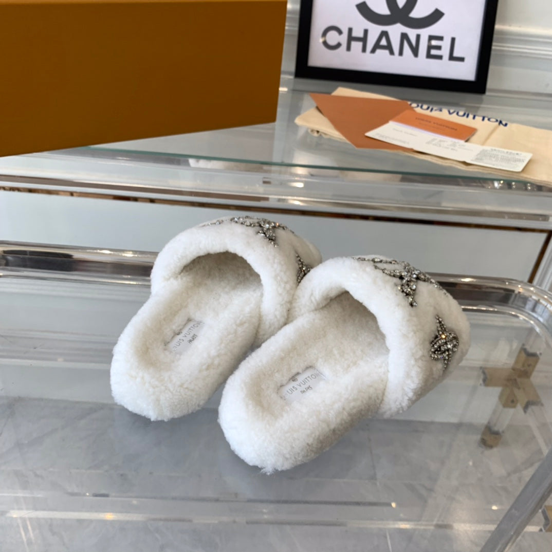 LV WOMEN'S PASEO FLAT SLIPPER IN WHITE FLEECE - 35