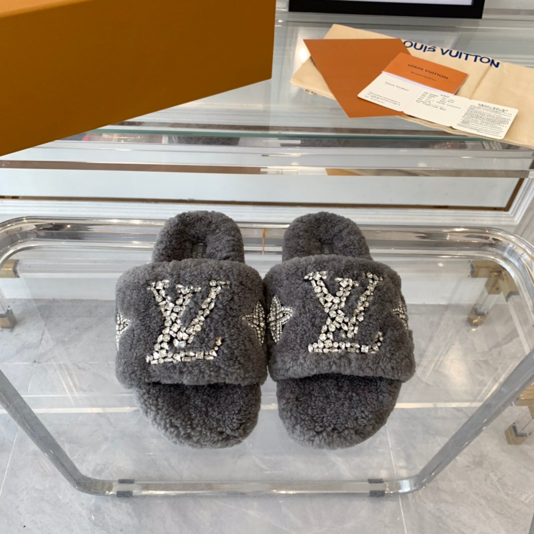 LV WOMEN'S PASEO FLAT SLIPPER IN GREY FLEECE - 35