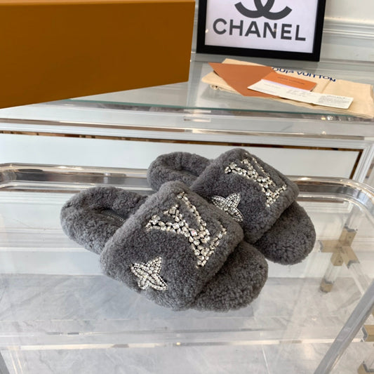 LV WOMEN'S PASEO FLAT SLIPPER IN GREY FLEECE - 35