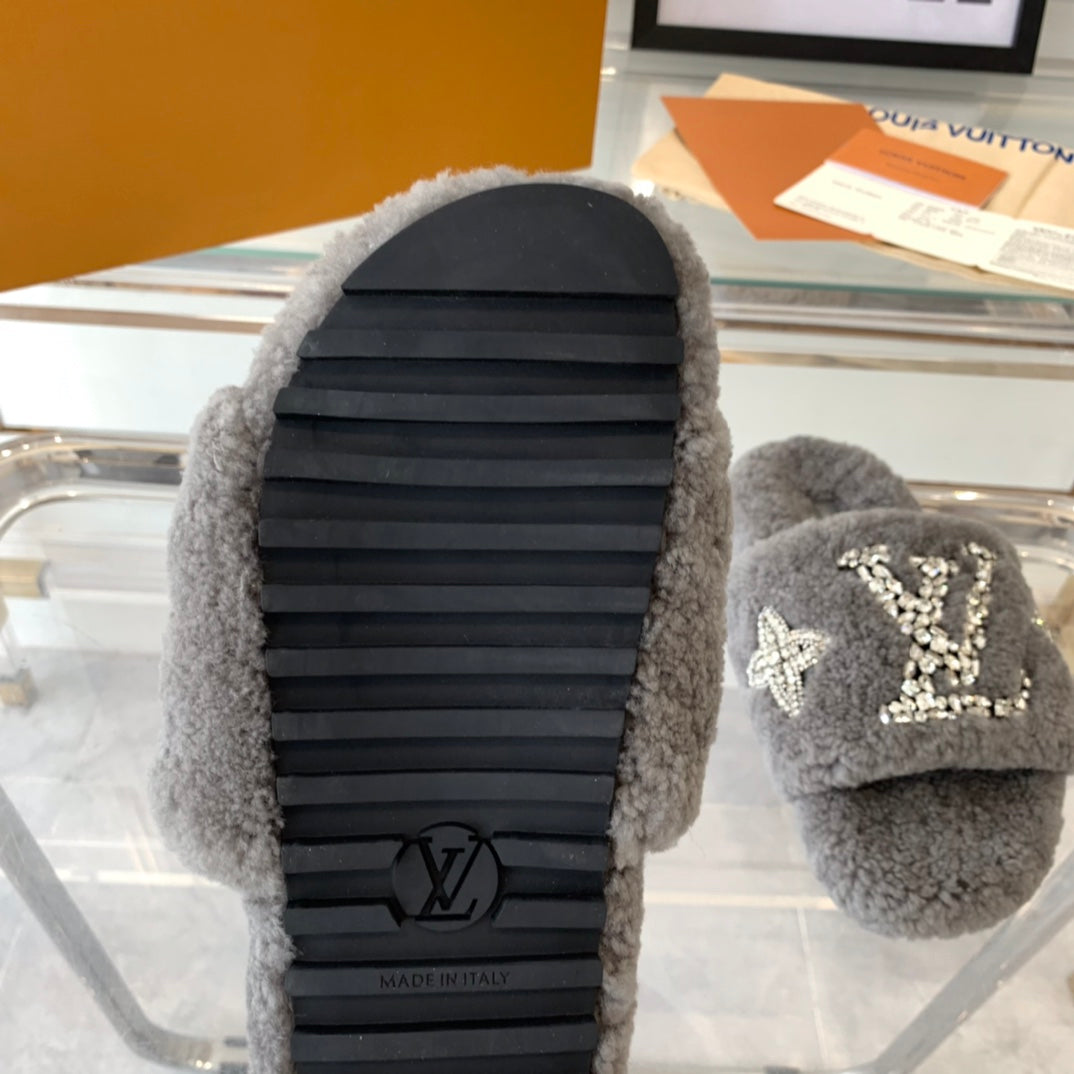 LV WOMEN'S PASEO FLAT SLIPPER IN GREY FLEECE - 35
