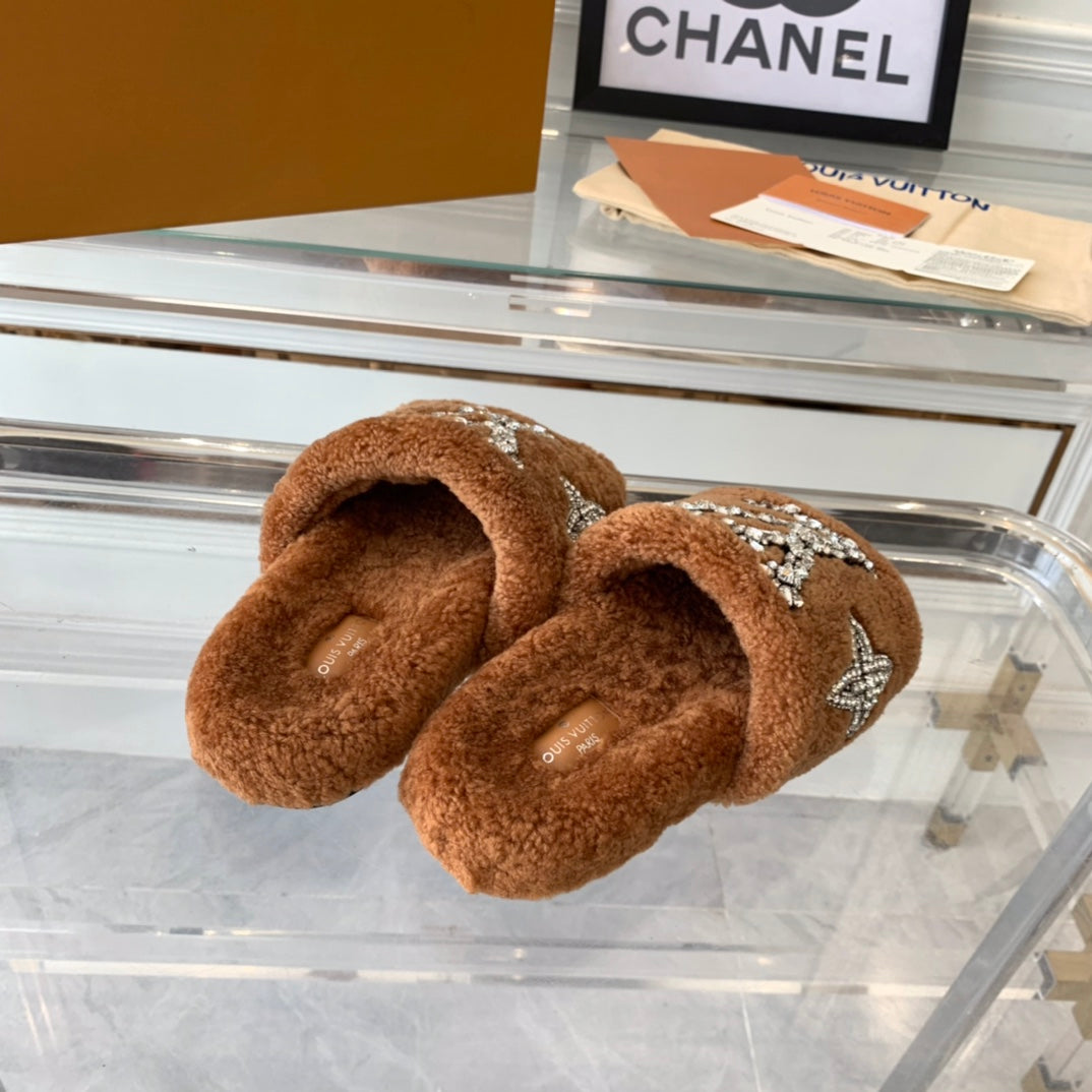 LV WOMEN'S PASEO FLAT SLIPPER IN CINNAMON BROWN FLEECE - 35