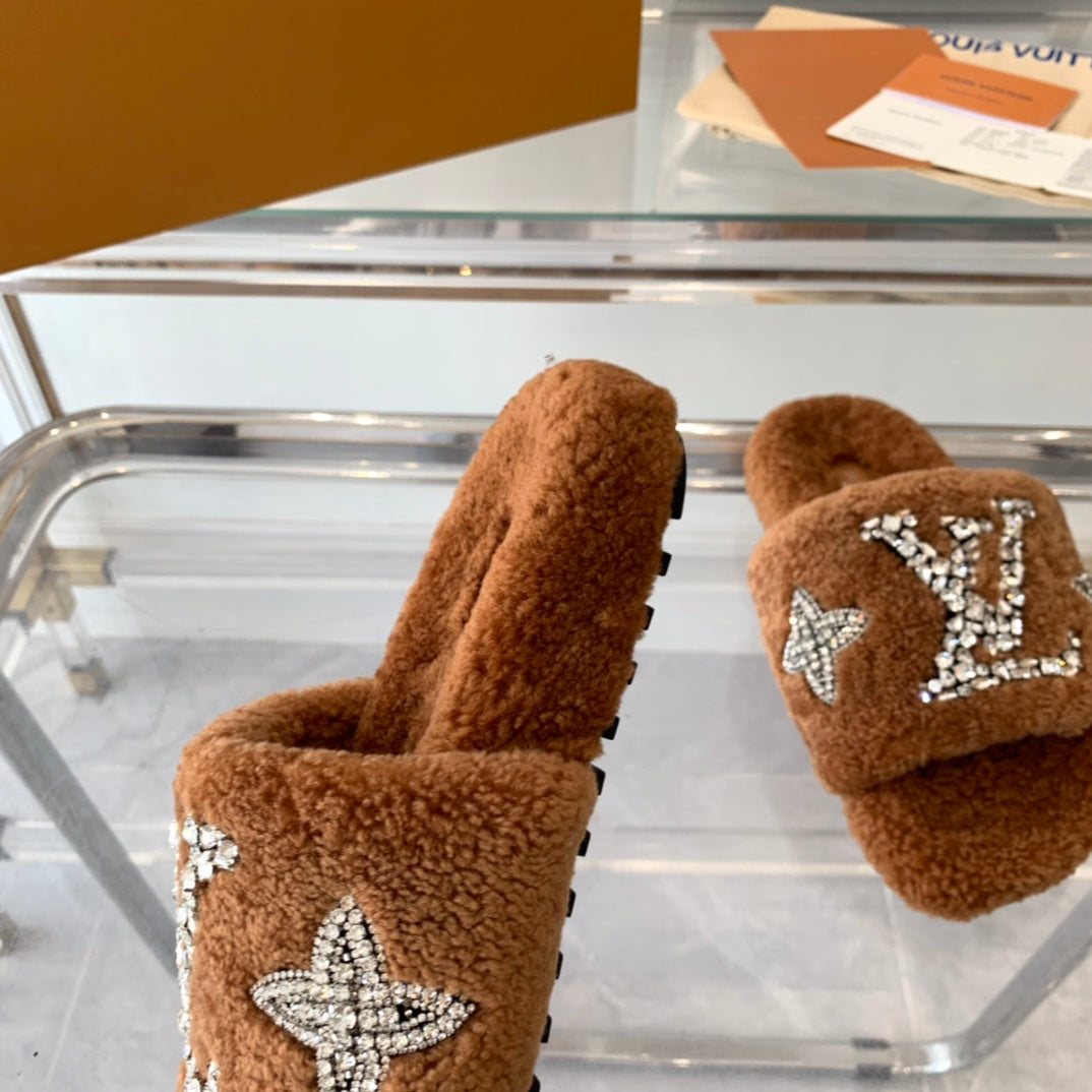 LV WOMEN'S PASEO FLAT SLIPPER IN CINNAMON BROWN FLEECE - 35