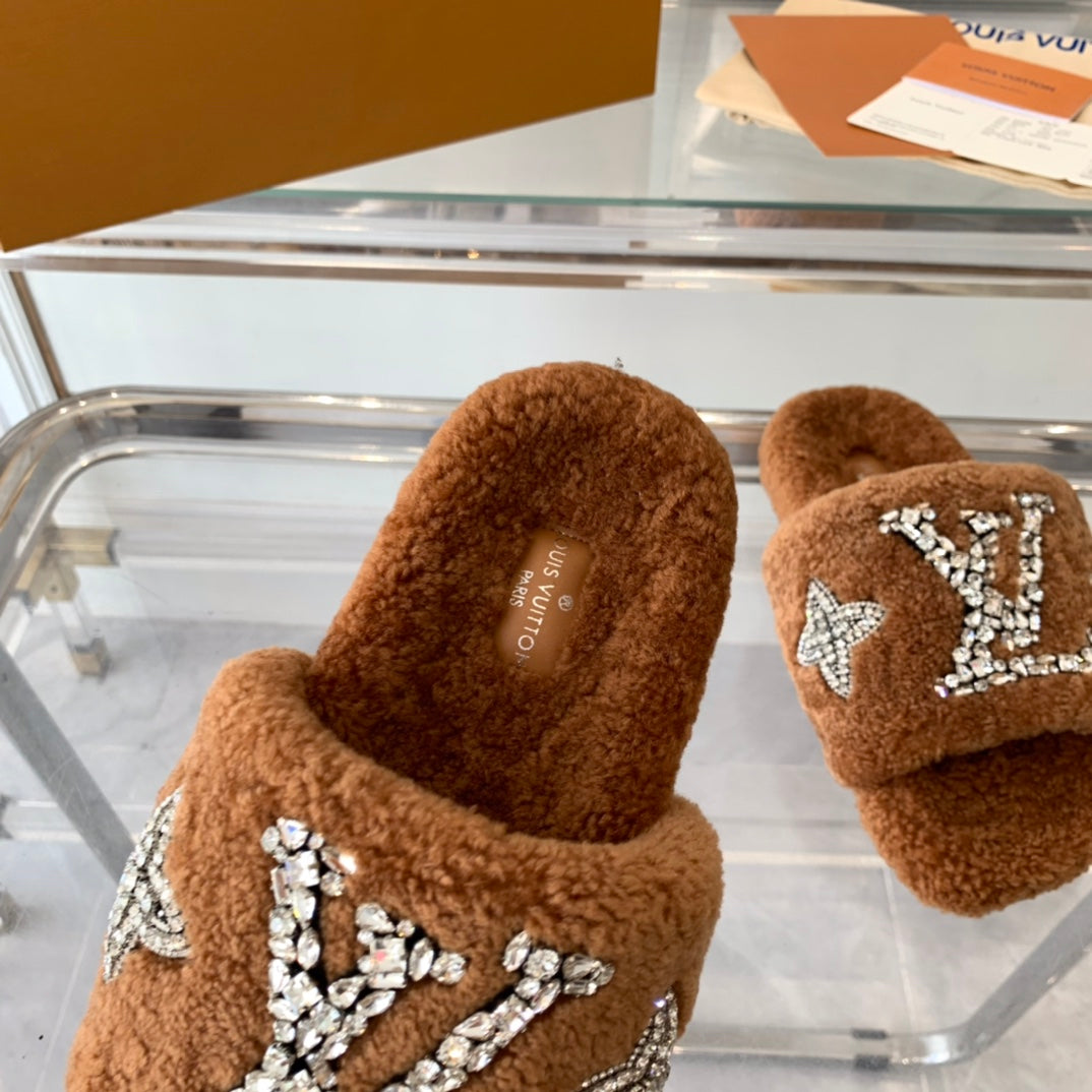 LV WOMEN'S PASEO FLAT SLIPPER IN CINNAMON BROWN FLEECE - 35