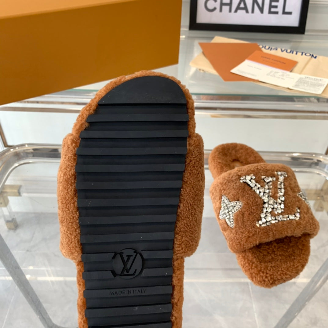 LV WOMEN'S PASEO FLAT SLIPPER IN CINNAMON BROWN FLEECE - 35
