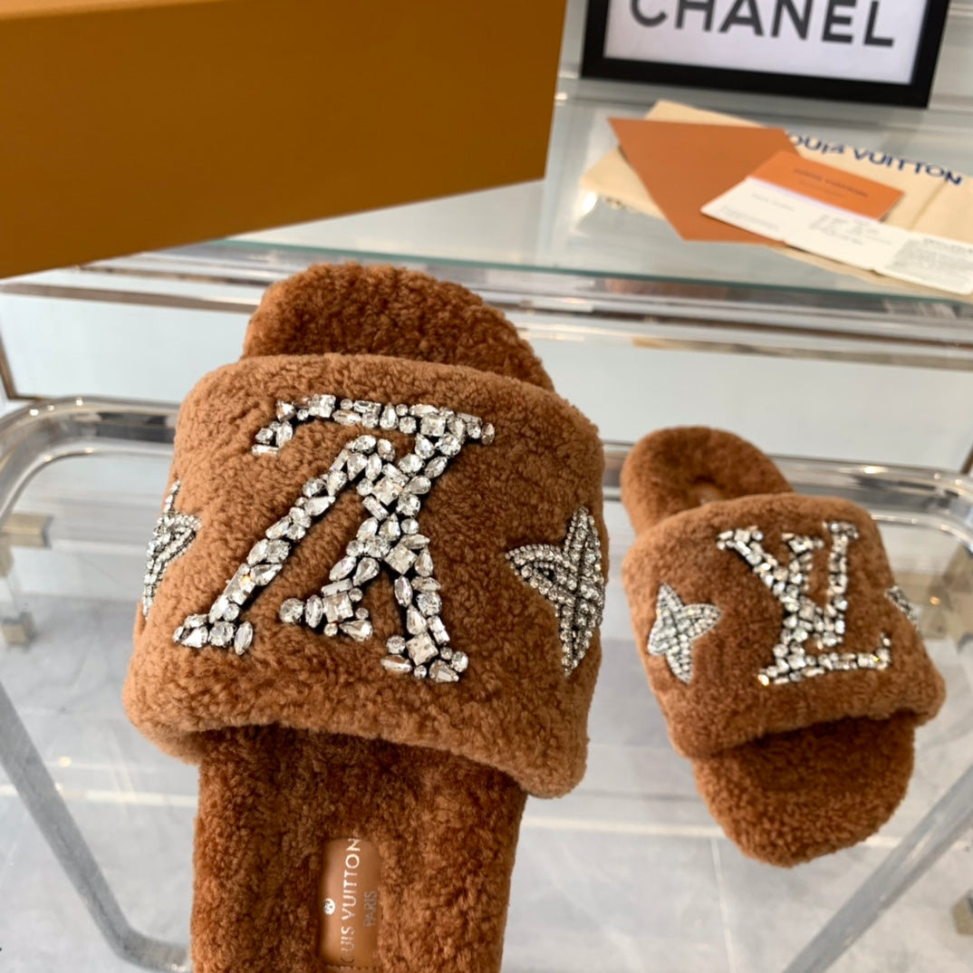 LV WOMEN'S PASEO FLAT SLIPPER IN CINNAMON BROWN FLEECE - 35