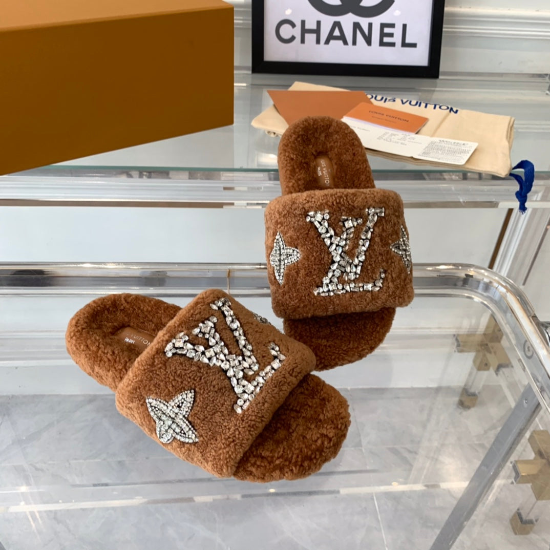 LV WOMEN'S PASEO FLAT SLIPPER IN CINNAMON BROWN FLEECE - 35