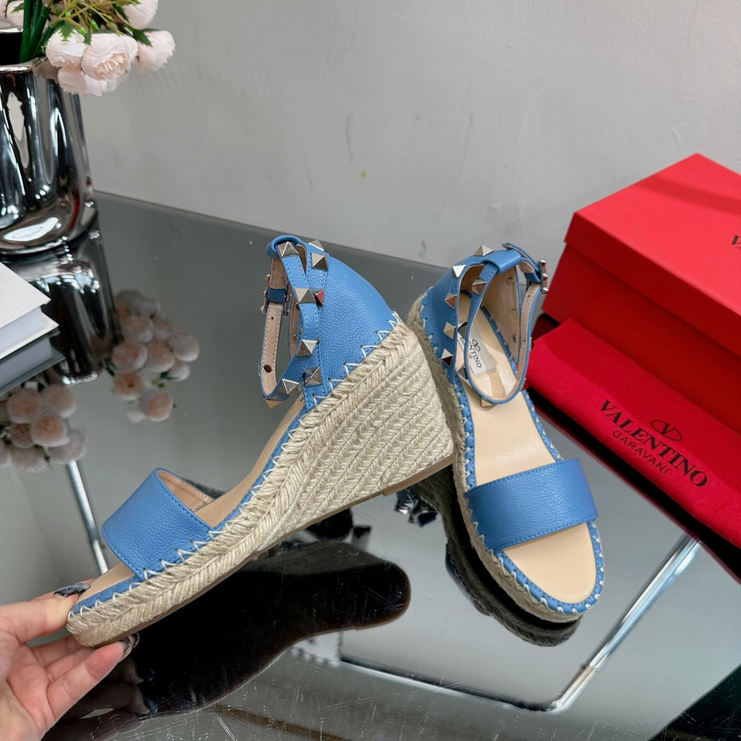 ROCKSTUD WEDGE 85 MM IN ROYAL BLUE  CALFSKIN - 35