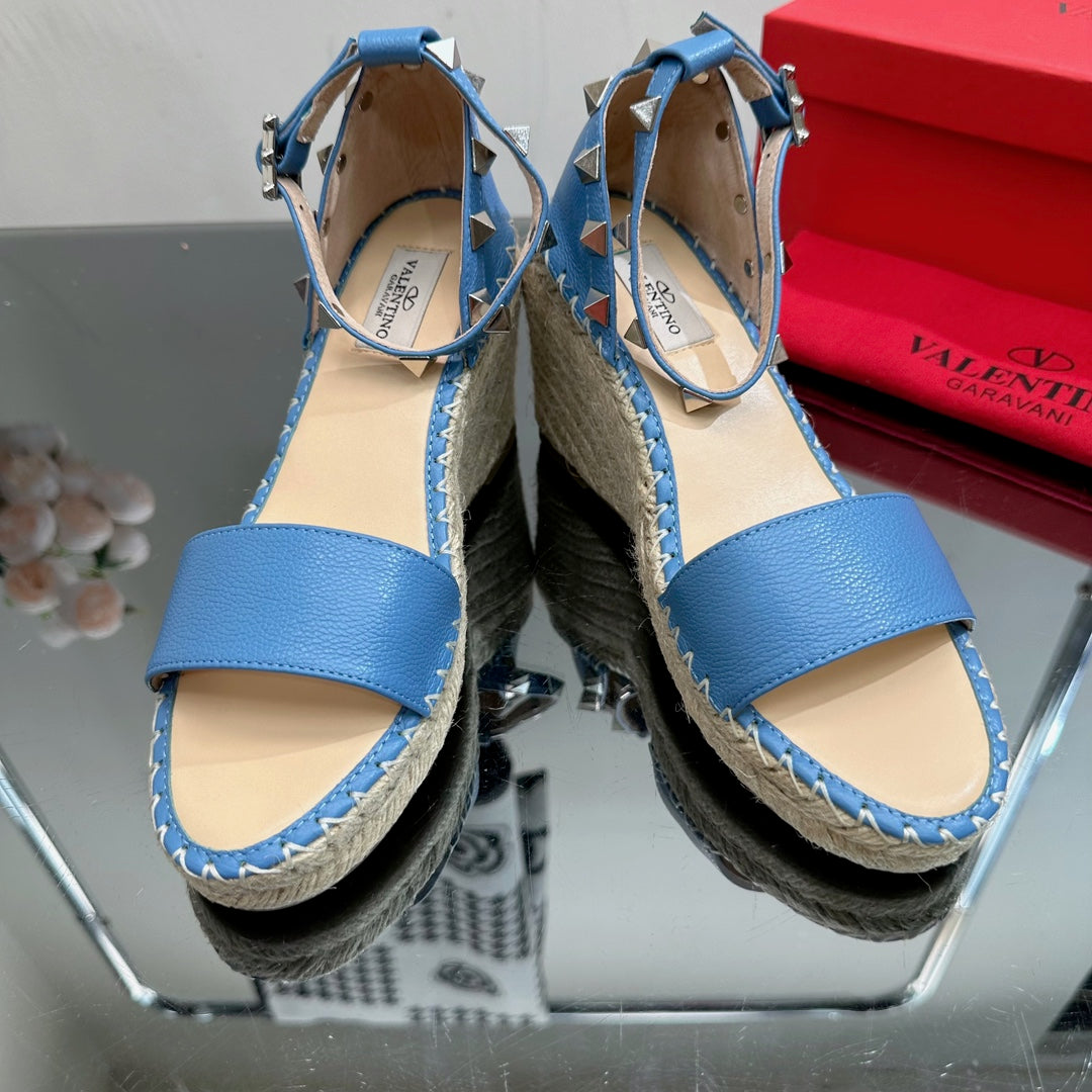 ROCKSTUD WEDGE 85 MM IN ROYAL BLUE  CALFSKIN - 35