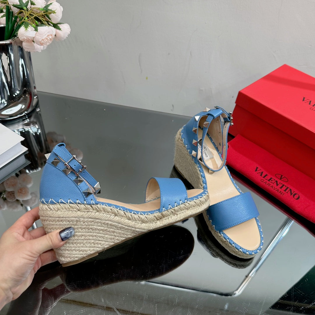 ROCKSTUD WEDGE 85 MM IN ROYAL BLUE  CALFSKIN - 35