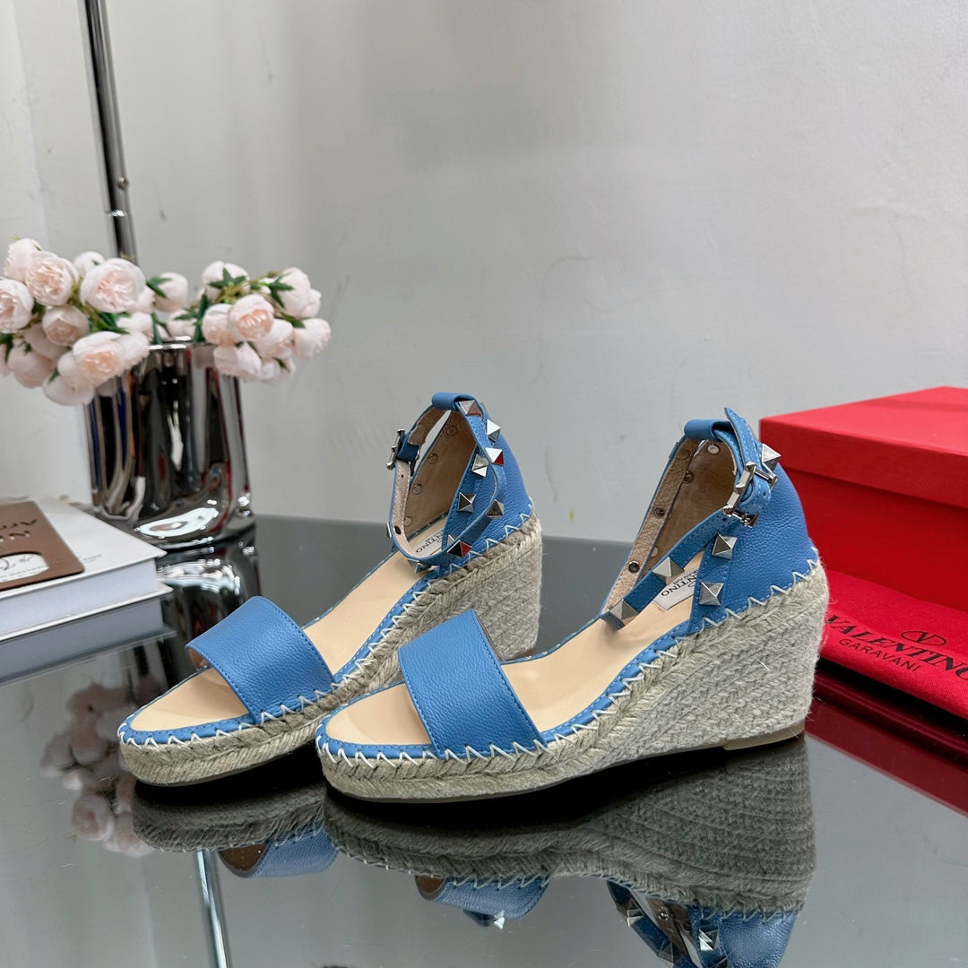 ROCKSTUD WEDGE 85 MM IN ROYAL BLUE  CALFSKIN - 35