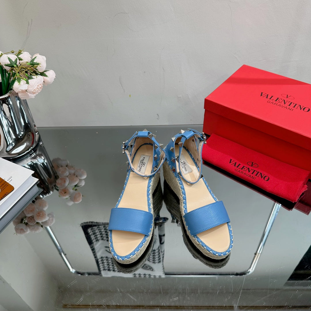 ROCKSTUD WEDGE 85 MM IN ROYAL BLUE  CALFSKIN - 35