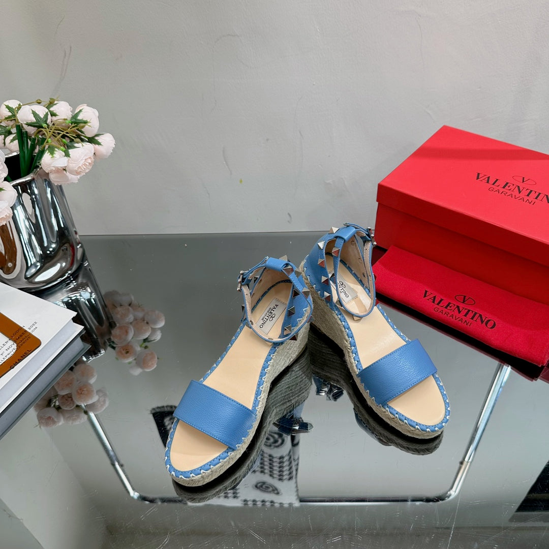 ROCKSTUD WEDGE 85 MM IN ROYAL BLUE  CALFSKIN - 35