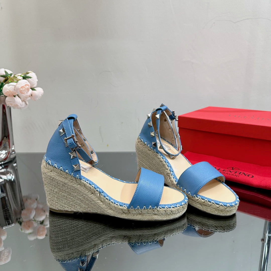 ROCKSTUD WEDGE 85 MM IN ROYAL BLUE  CALFSKIN - 35