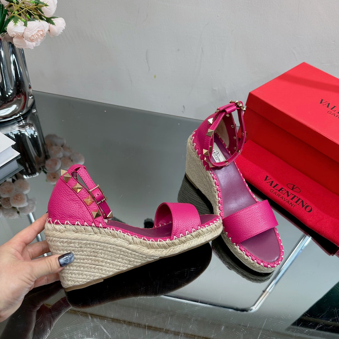ROCKSTUD WEDGE 85 MM IN DEEP PINK CALFSKIN - 35