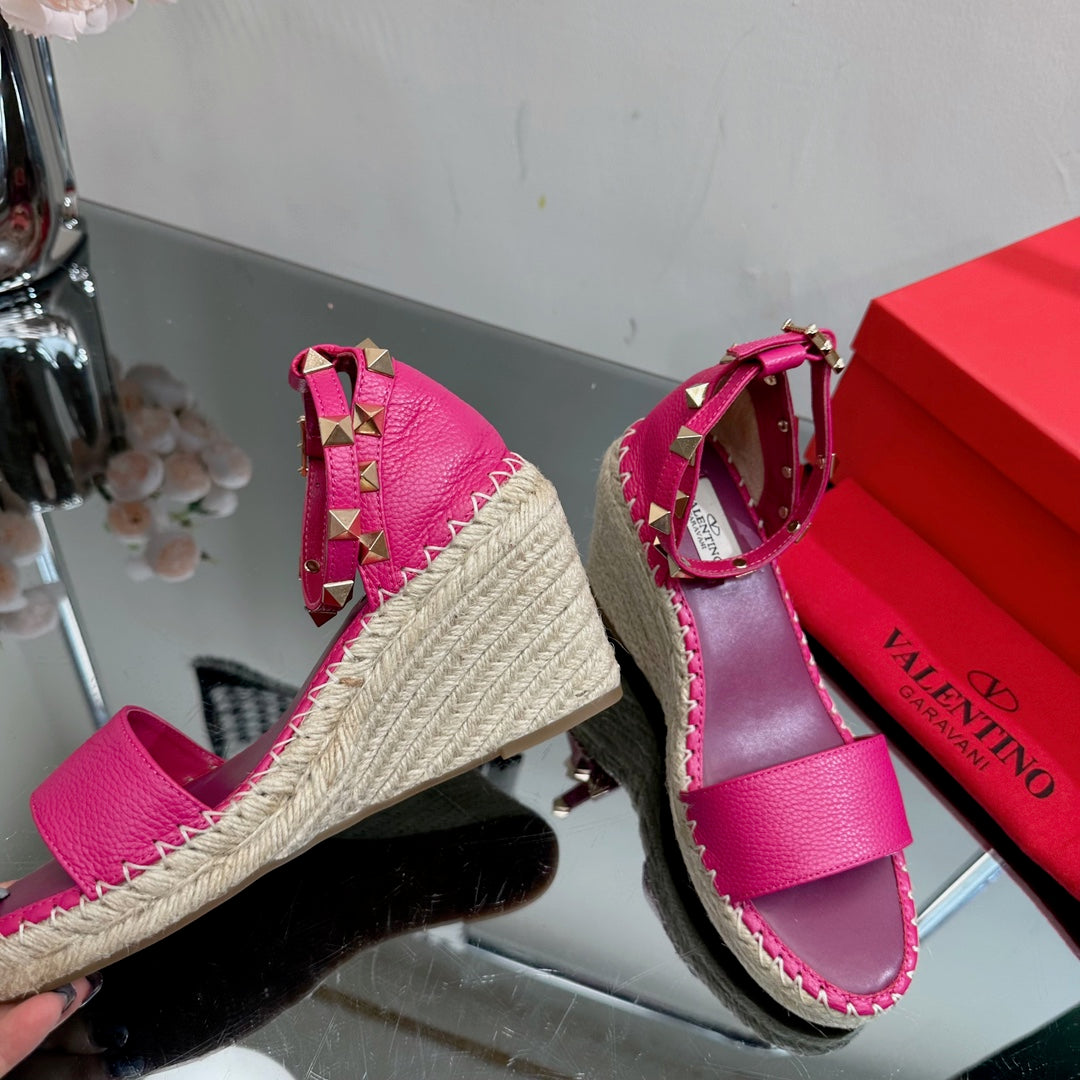 ROCKSTUD WEDGE 85 MM IN DEEP PINK CALFSKIN - 35