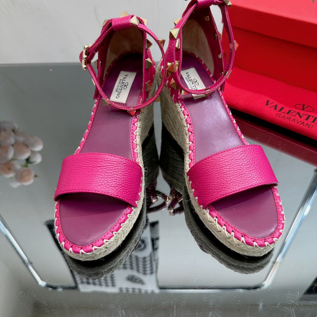 ROCKSTUD WEDGE 85 MM IN DEEP PINK CALFSKIN - 35