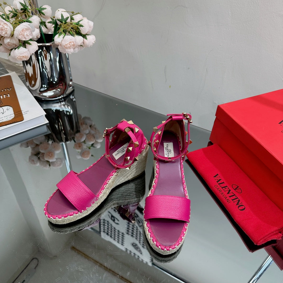 ROCKSTUD WEDGE 85 MM IN DEEP PINK CALFSKIN - 35