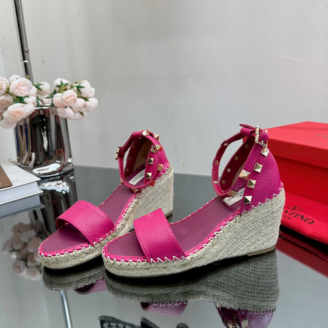 ROCKSTUD WEDGE 85 MM IN DEEP PINK CALFSKIN - 35