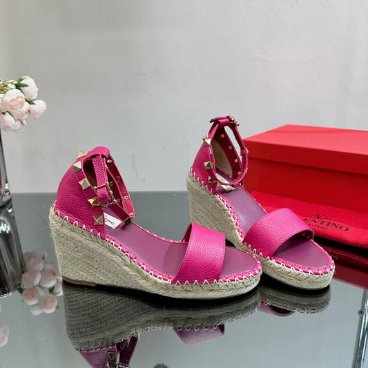 ROCKSTUD WEDGE 85 MM IN DEEP PINK CALFSKIN - 35