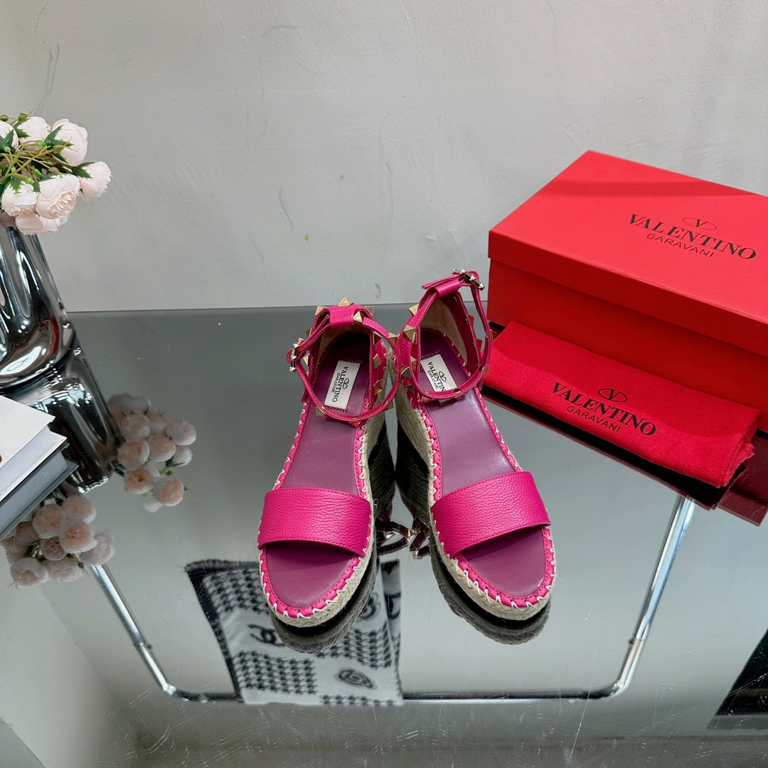 ROCKSTUD WEDGE 85 MM IN DEEP PINK CALFSKIN - 35