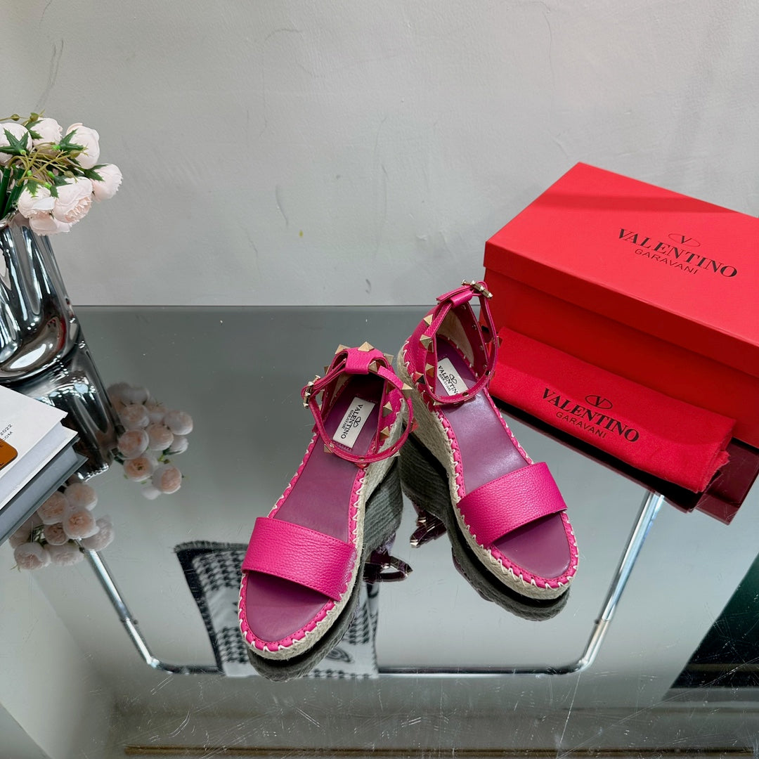 ROCKSTUD WEDGE 85 MM IN DEEP PINK CALFSKIN - 35