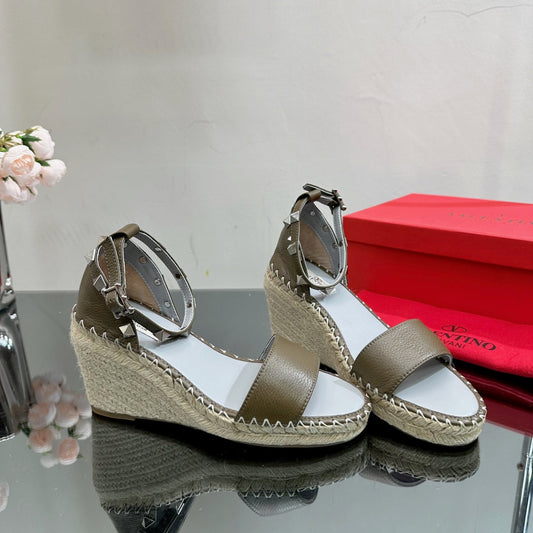ROCKSTUD WEDGE 85 MM IN MOCHA BROWN CALFSKIN - 35