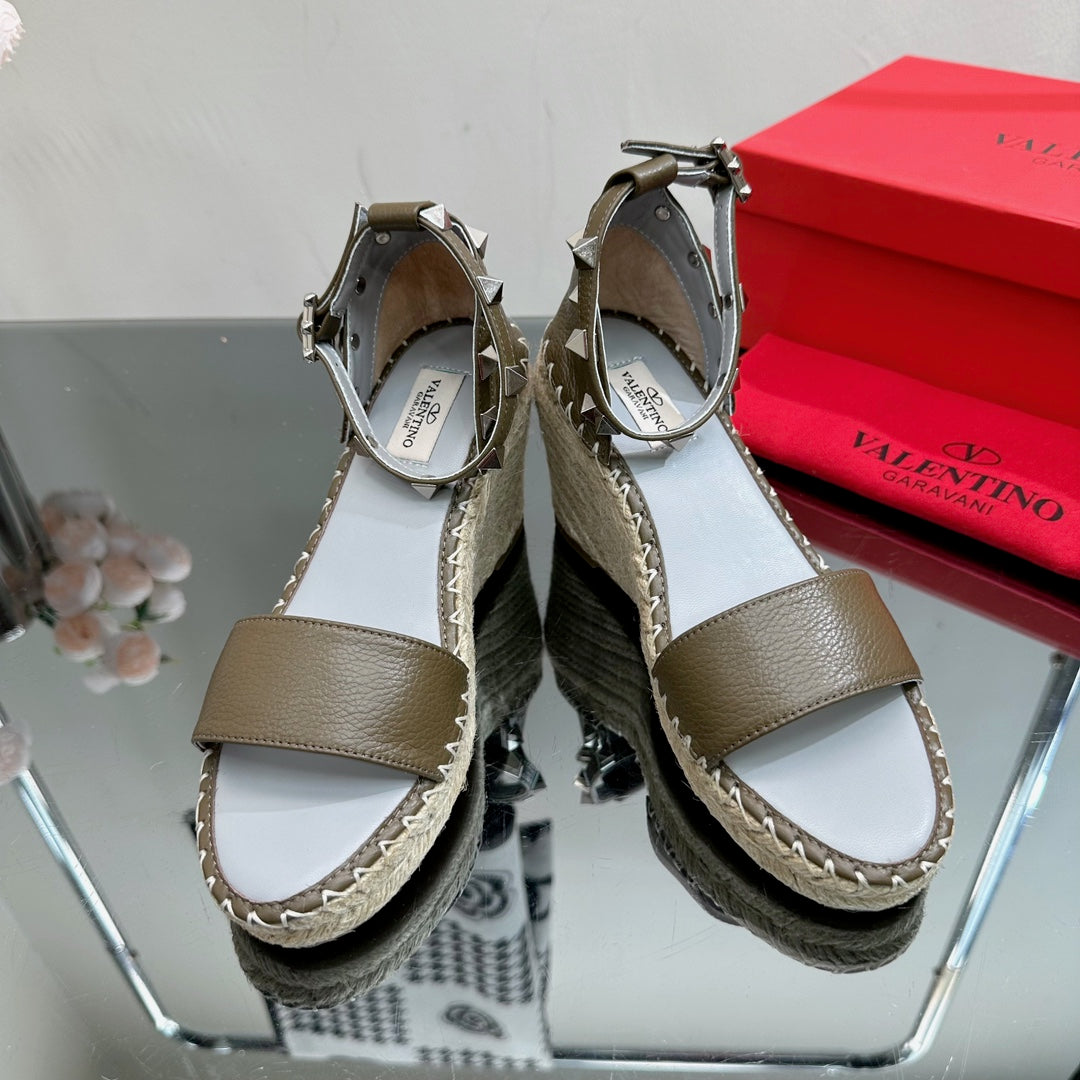 ROCKSTUD WEDGE 85 MM IN MOCHA BROWN CALFSKIN - 35
