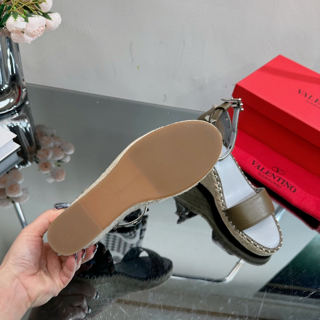 ROCKSTUD WEDGE 85 MM IN MOCHA BROWN CALFSKIN - 35