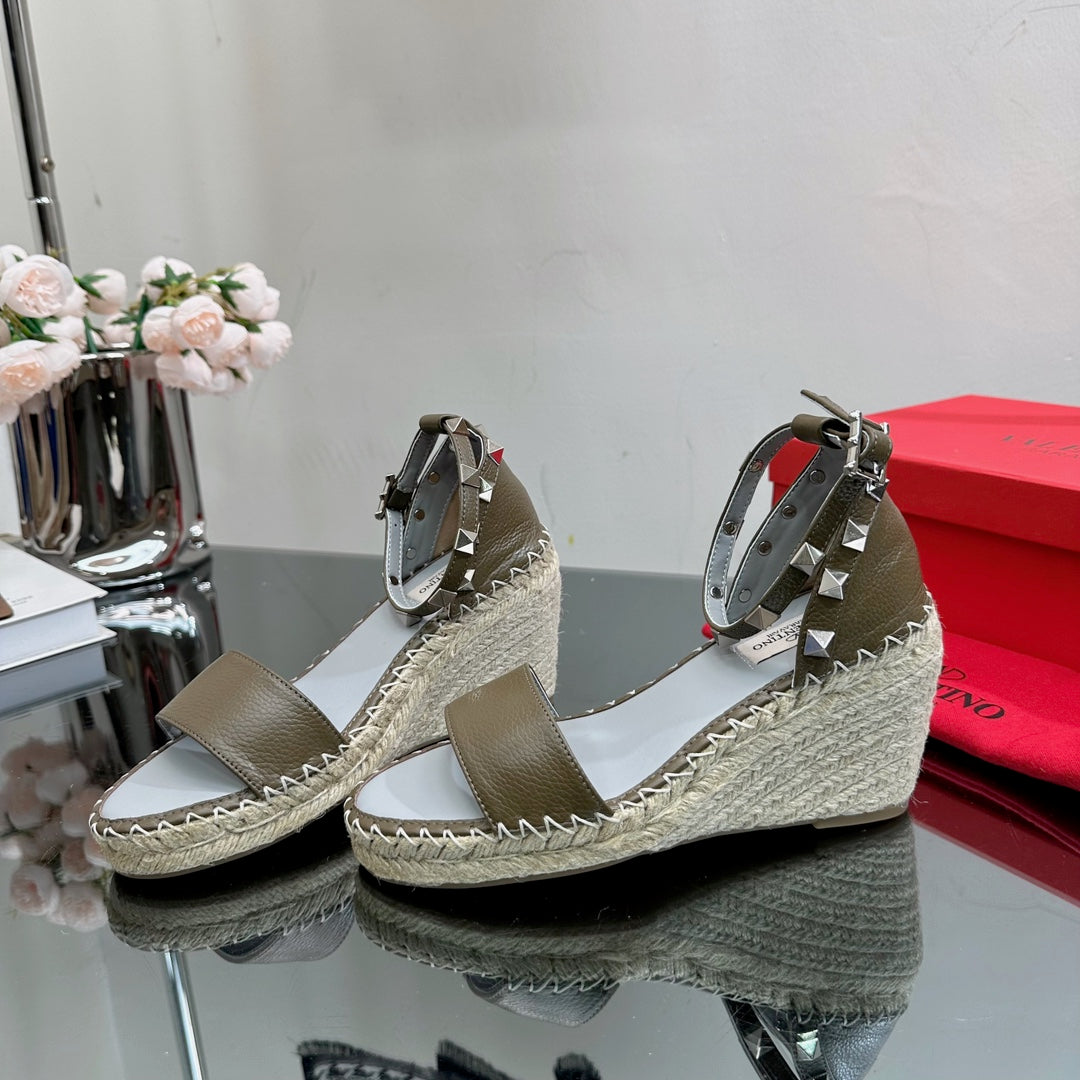 ROCKSTUD WEDGE 85 MM IN MOCHA BROWN CALFSKIN - 35