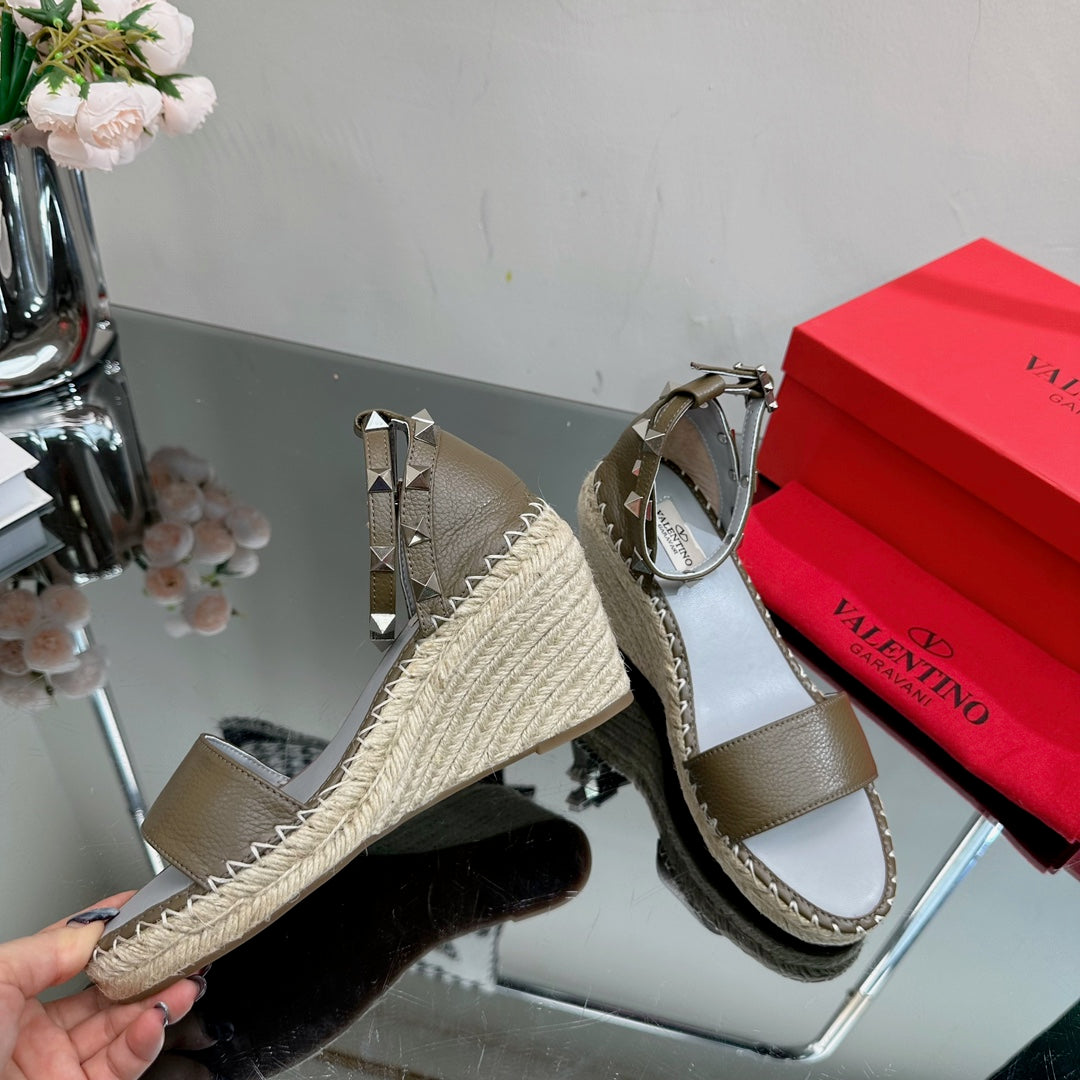 ROCKSTUD WEDGE 85 MM IN MOCHA BROWN CALFSKIN - 35