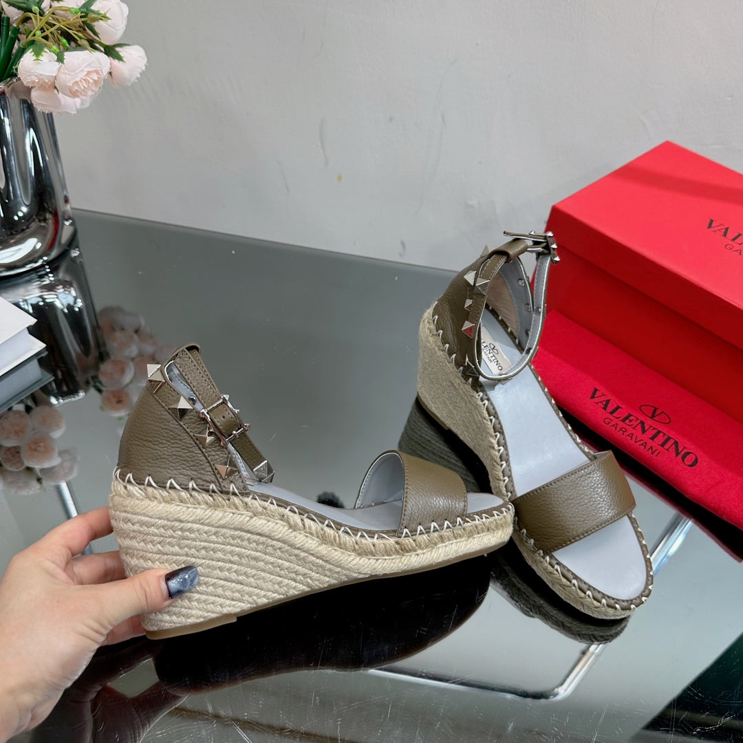 ROCKSTUD WEDGE 85 MM IN MOCHA BROWN CALFSKIN - 35