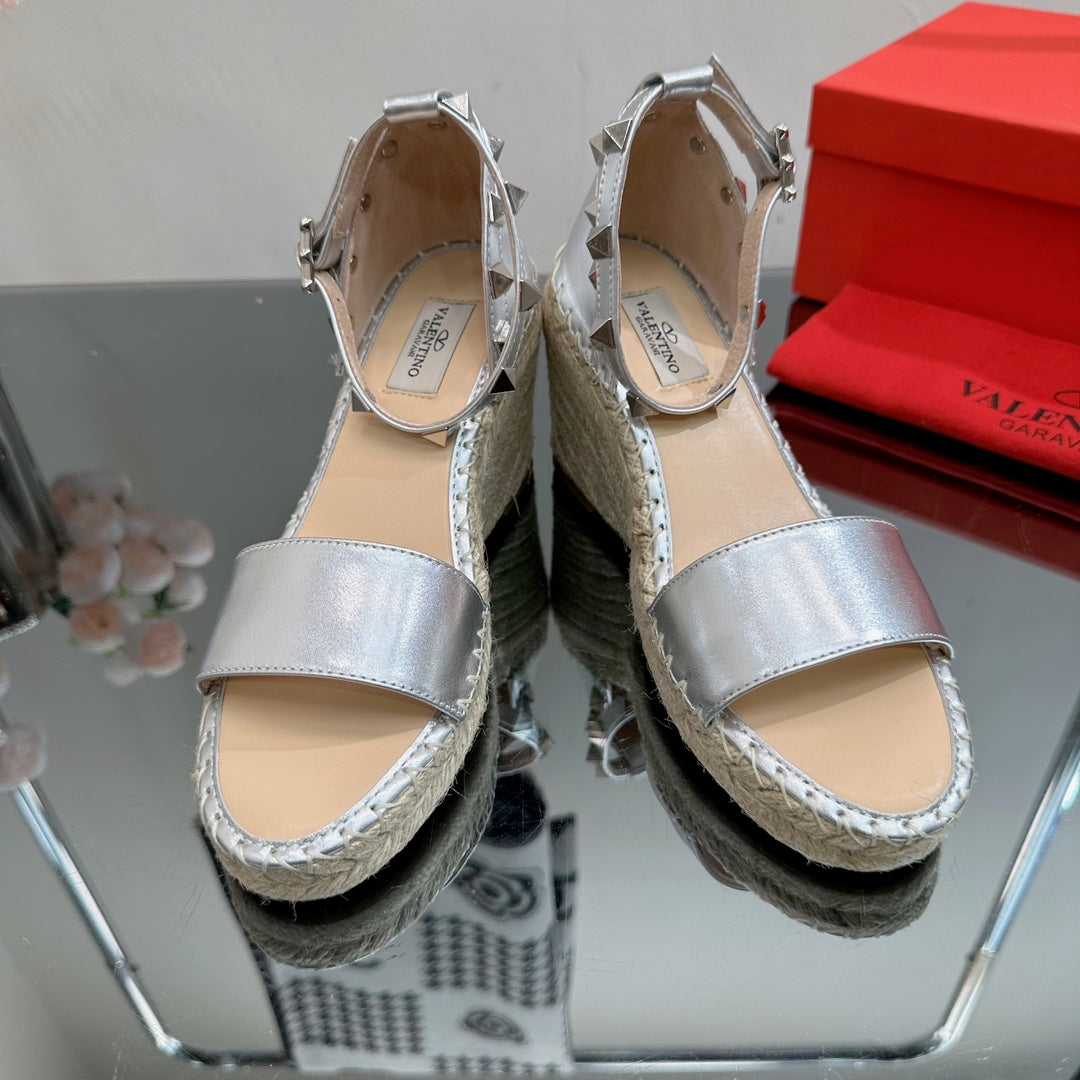 ROCKSTUD WEDGE 85 MM IN SILVER CALFSKIN - 35